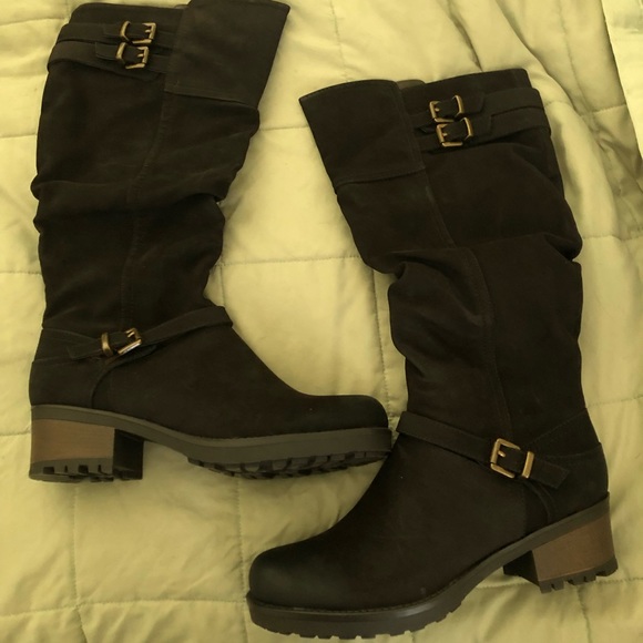 White Mountain Shoes - Gorgeous brand new never worn brown sueded boots from White Mountain